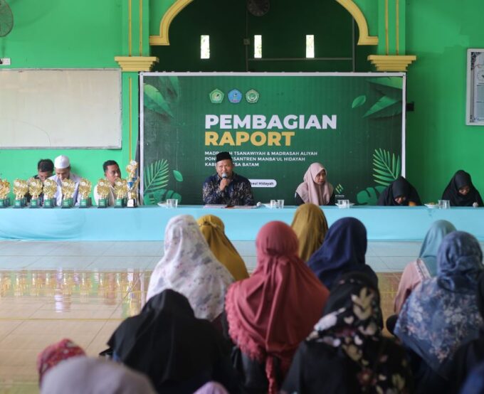 PEMBAGIAN RAPOR DAN HADIAH SEMESTER GANJIL MTS DAN MA MANBA'UL HIDAYAH BATAM
