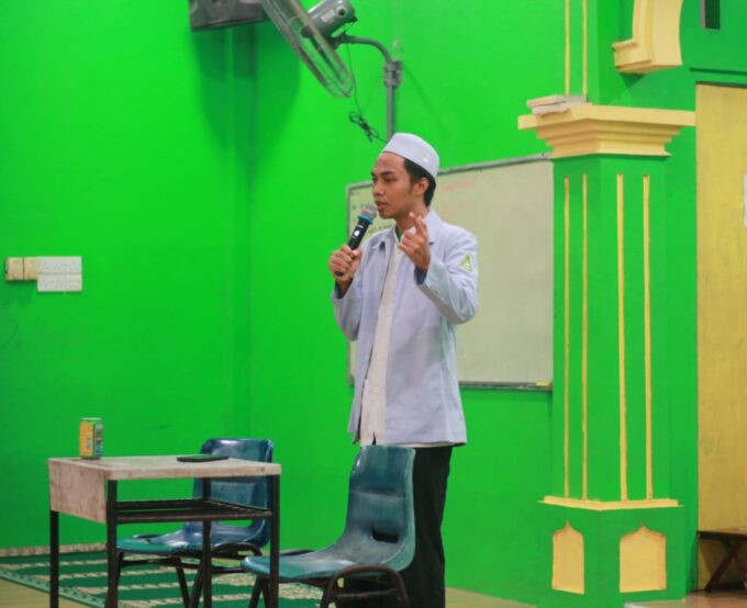Peringatan Isra' Mi'raj Di Pondok Pesantren Manbaul Hidayah, Ustadz Maqbul Rofiq Amin Berikan Tausiyah Di Depan Para Santri